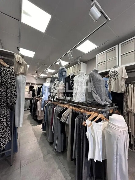 Retail in Villeurbanne for lease - Interior Photo - Image 2 of 3