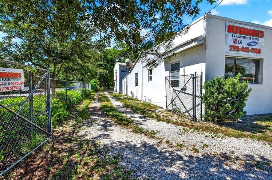 1531 Delaware Ave, Fort Pierce, FL for sale - Building Photo - Image 3 of 35