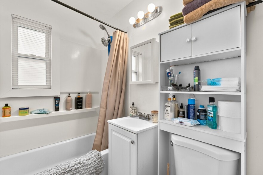 129 Yuma St SE, Washington, DC for sale - Interior Photo - Image 2 of 16