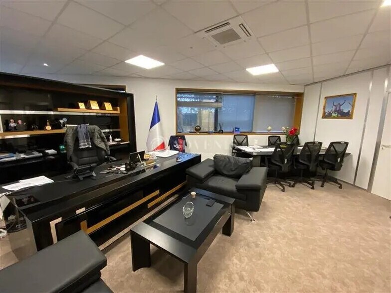 Office in Champs-sur-Marne for lease - Interior Photo - Image 2 of 8