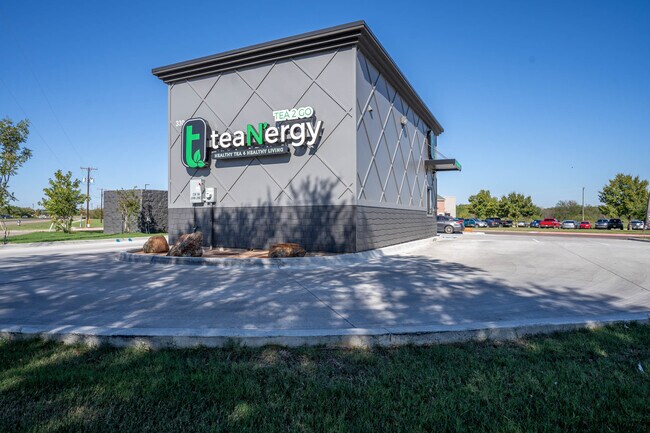 Plus de détails pour 330 NW John Jones Dr, Burleson, TX - Commerce de détail à louer