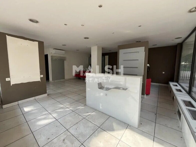 Retail in Villeurbanne for lease - Building Photo - Image 2 of 8