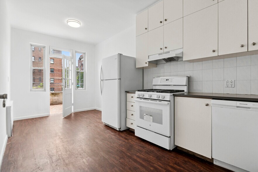 64-03 102nd st, Queens, NY à vendre - Photo intérieure - Image 2 de 11