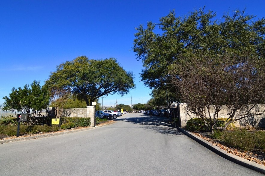 4800 Fredericksburg Rd, San Antonio, TX for lease - Building Photo - Image 2 of 18