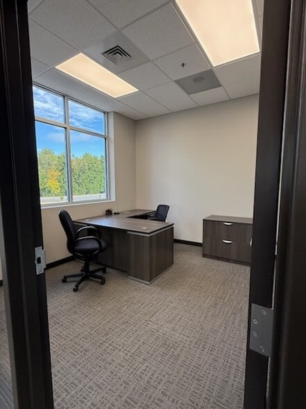 125 N Commercial Dr, Mooresville, NC à louer - Photo intérieure - Image 1 de 4