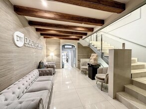 Retail in Barcelona, Barcelona for lease Interior Photo- Image 2 of 15