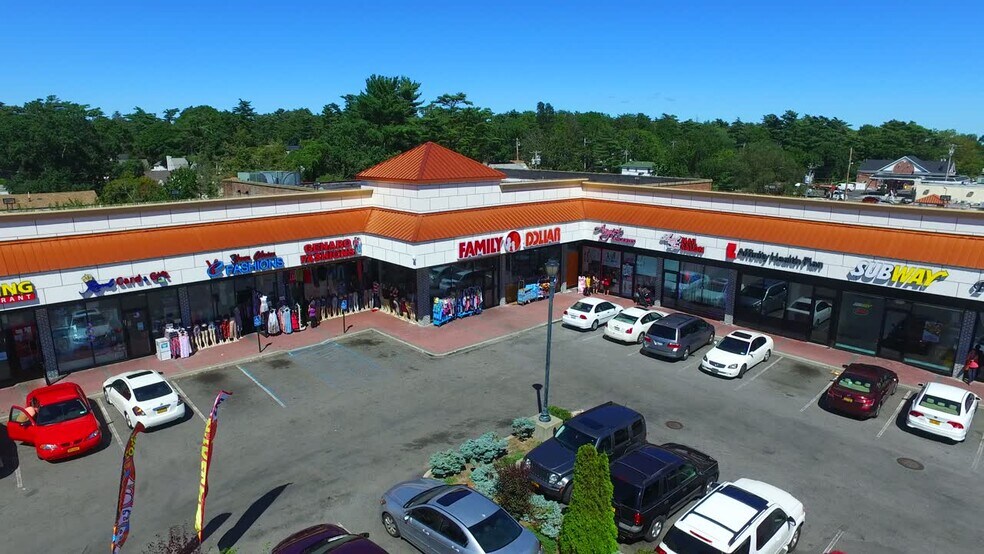 727-759 Suffolk Ave, Brentwood, NY à louer - Vidéo sur l’inscription commerciale - Image 2 de 13