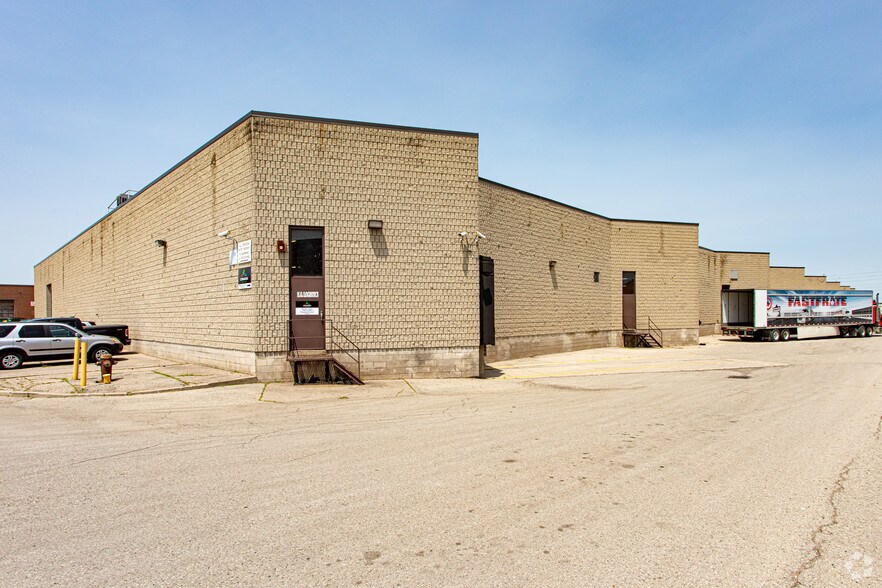 7300 Torbram Rd, Mississauga, ON à louer - Photo du bâtiment - Image 2 de 2