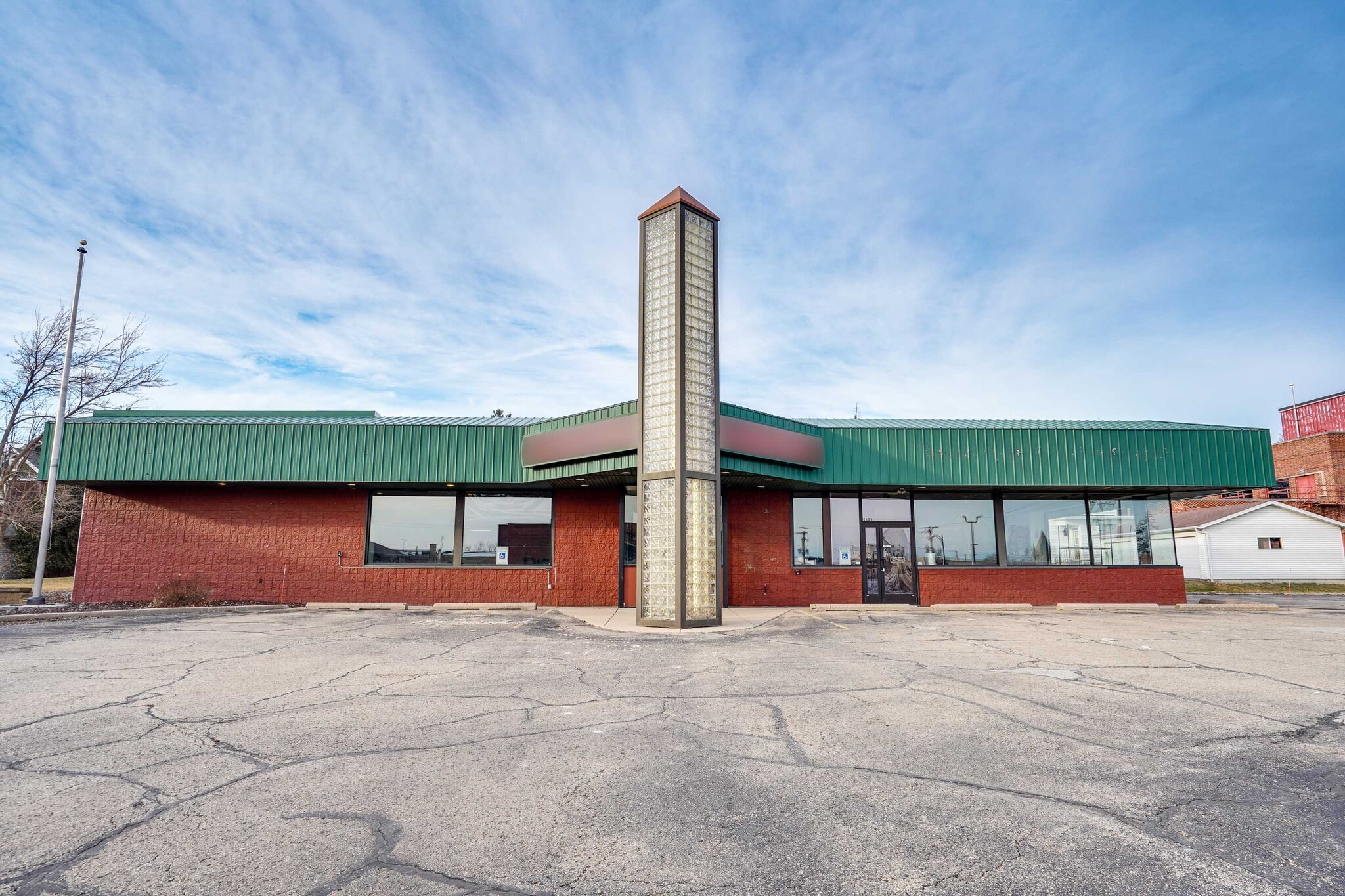112 W Maple Ave, Beaver Dam, WI for lease Primary Photo- Image 1 of 25