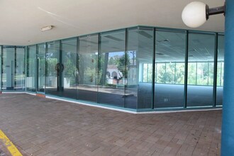 390 Eastern Valley Way, Roseville à louer Photo du bâtiment- Image 2 de 5