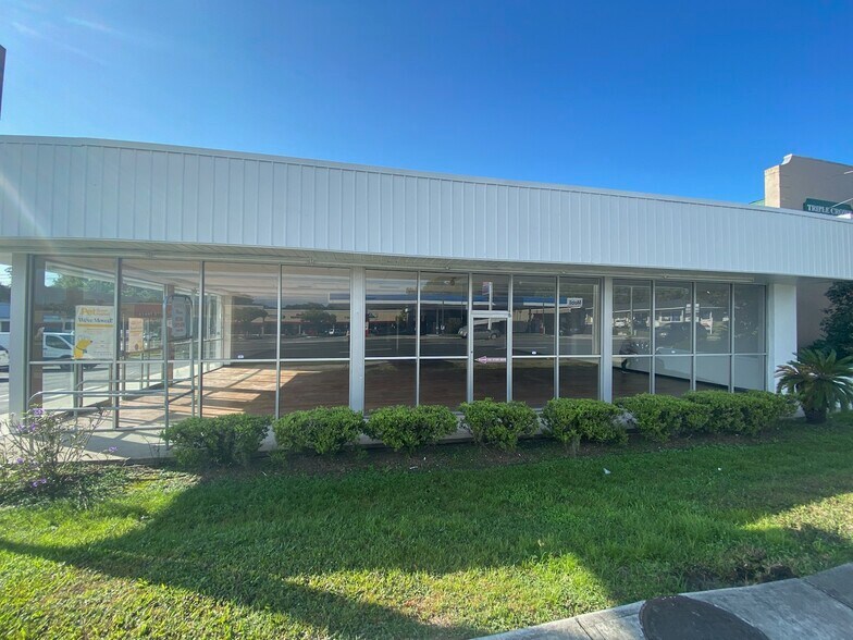 1746 E Silver Springs Blvd, Ocala, FL à louer - Photo du bâtiment - Image 2 de 10