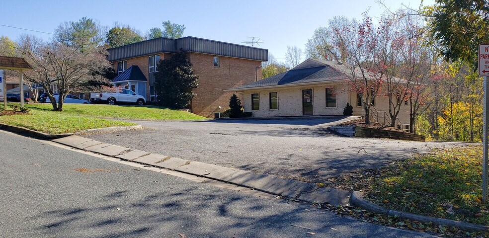 1949 Thomson Dr, Lynchburg, VA à louer - Photo du bâtiment - Image 1 de 10