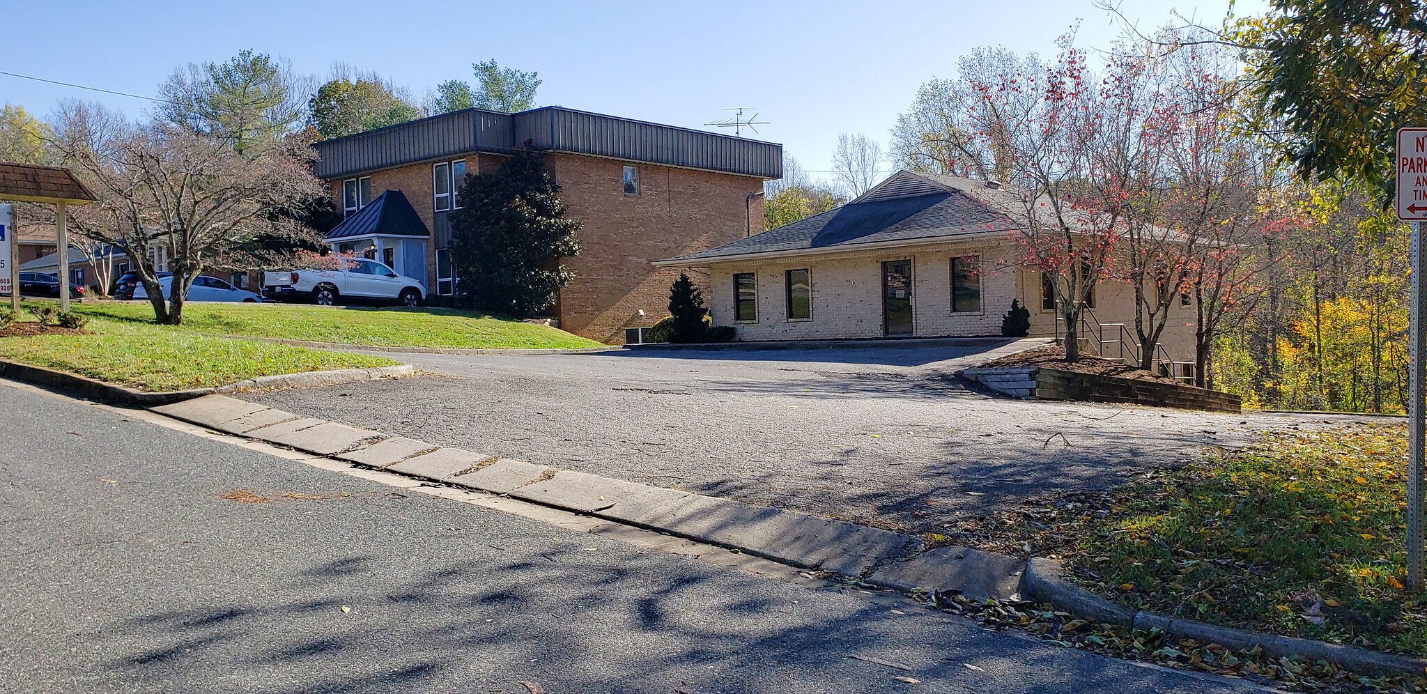 1949 Thomson Dr, Lynchburg, VA à louer Photo du bâtiment- Image 1 de 11