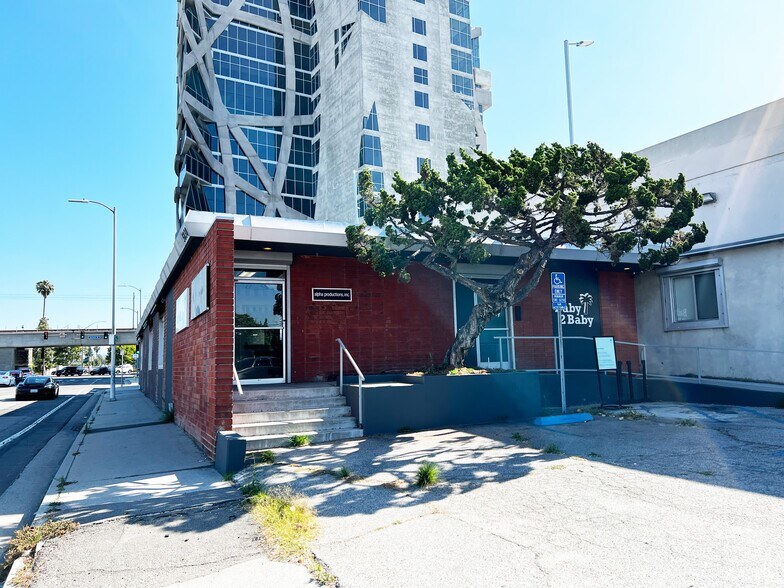 5800-5830 W Jefferson Blvd, Los Angeles, CA à louer - Photo du bâtiment - Image 1 de 6