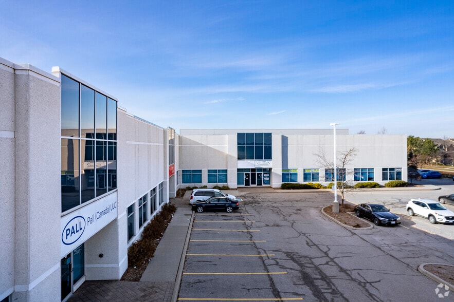 3450 Ridgeway Dr, Mississauga, ON à louer - Photo du bâtiment - Image 2 de 6