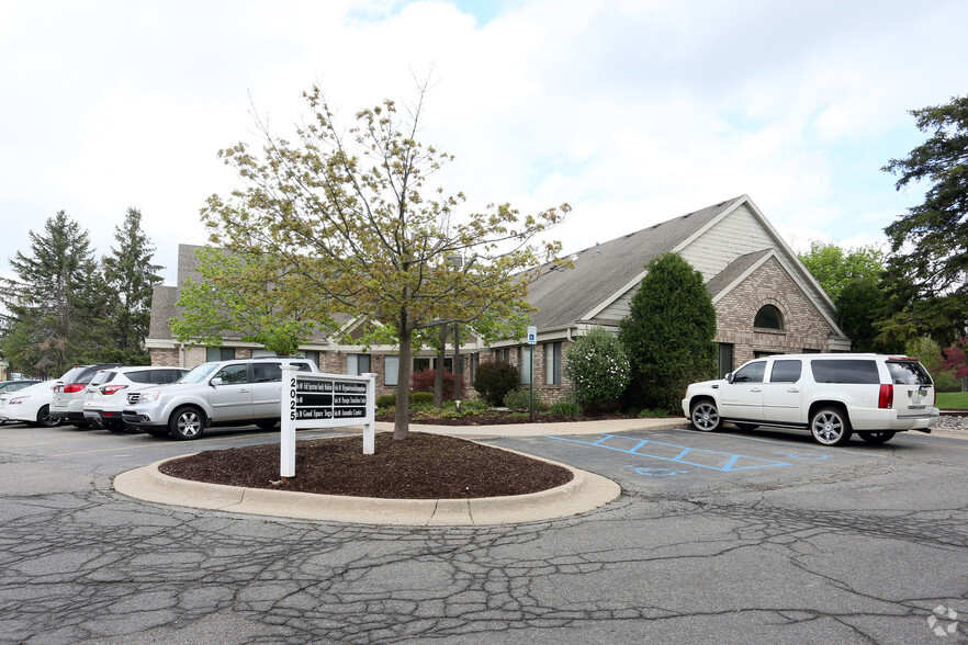 2025 Abbot Rd, East Lansing, MI for sale - Primary Photo - Image 1 of 1