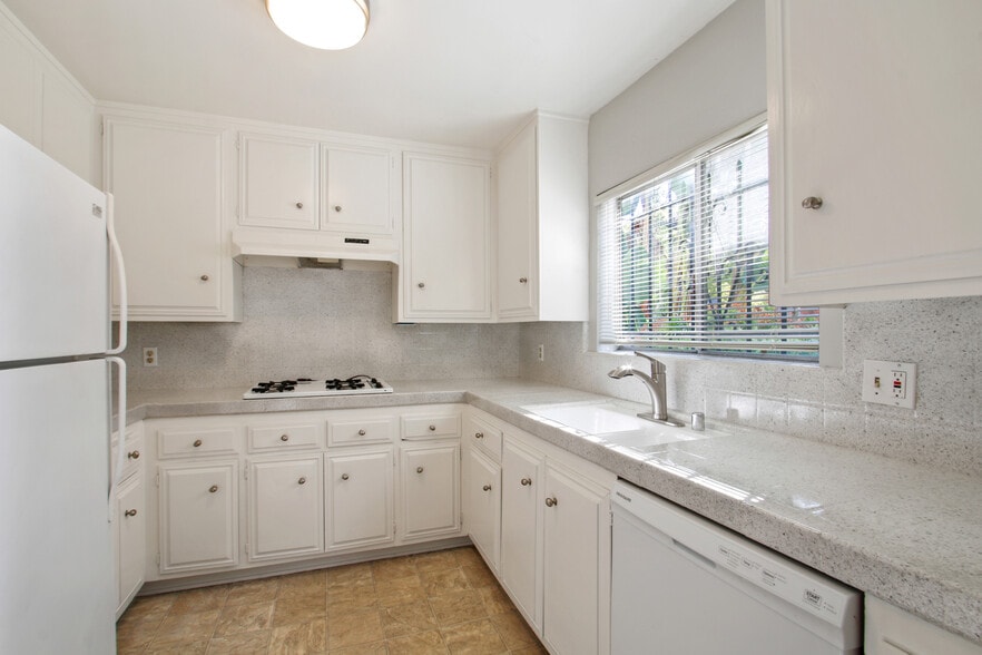 3735 Mentone Ave, Los Angeles, CA for sale - Building Photo - Image 3 of 23