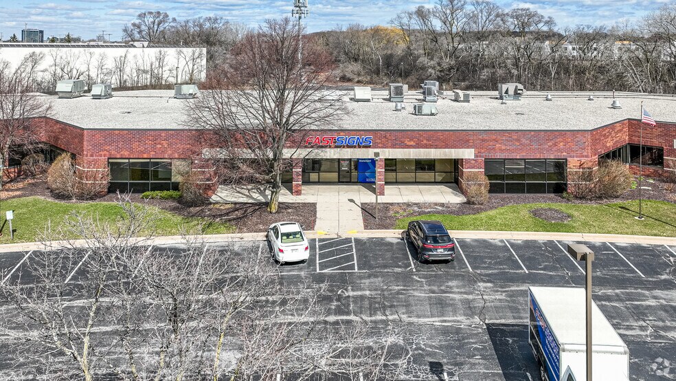 11020 W Plank Ct, Wauwatosa, WI à louer - Photo du bâtiment - Image 3 de 7