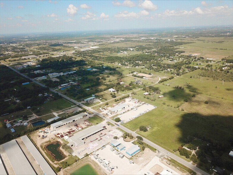 1112 FM 517 Rd, Alvin, TX à louer - Photo du bâtiment - Image 2 de 6