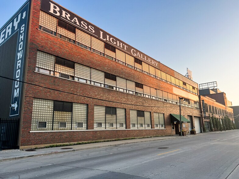 1101 W Saint Paul Ave, Milwaukee, WI for lease - Building Photo - Image 1 of 6