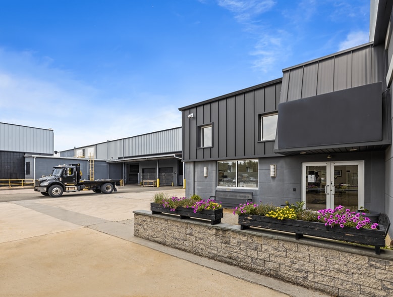 15 Grumman Rd W, Bethpage, NY à louer - Photo du bâtiment - Image 2 de 7