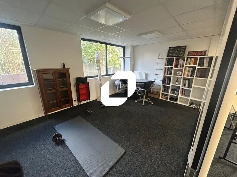 Office in Rueil-Malmaison for sale - Building Photo - Image 3 of 5