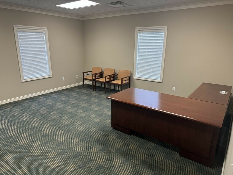 20844 Harper Ave, Harper Woods, MI for sale - Interior Photo - Image 3 of 10
