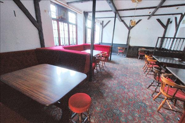 95 Queen St, Pembroke Dock for lease Interior Photo- Image 1 of 10