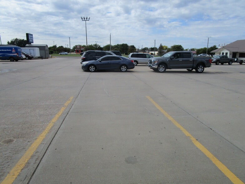 1514 Taylor Plz E, Garden City, KS for lease - Building Photo - Image 3 of 18