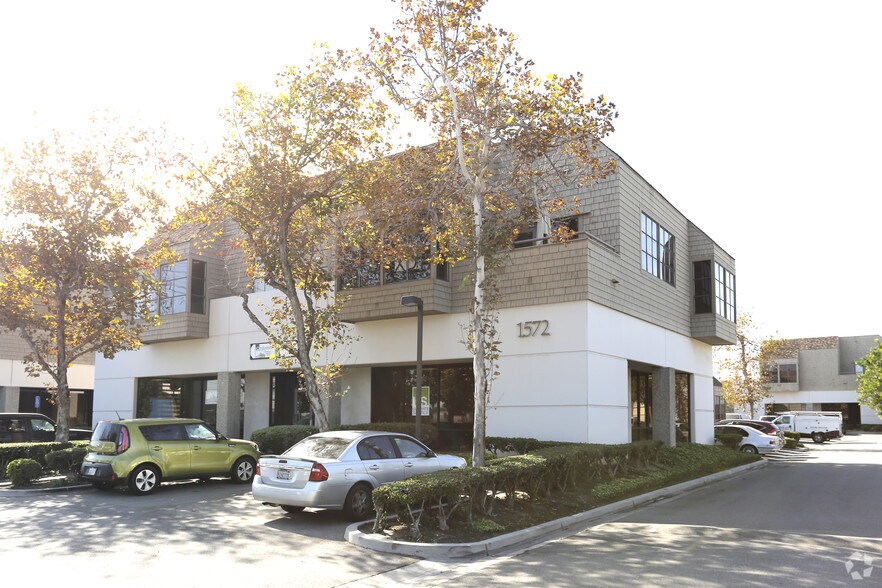 1572 N Batavia St, Orange, CA à vendre - Photo du bâtiment - Image 3 de 6