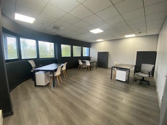 53 Avenue Du Bois De La Pie, Tremblay-en-France for lease - Interior Photo - Image 2 of 3