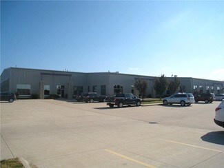 Plus de détails pour 921-929 Marthas Way, Hiawatha, IA - Flex à vendre