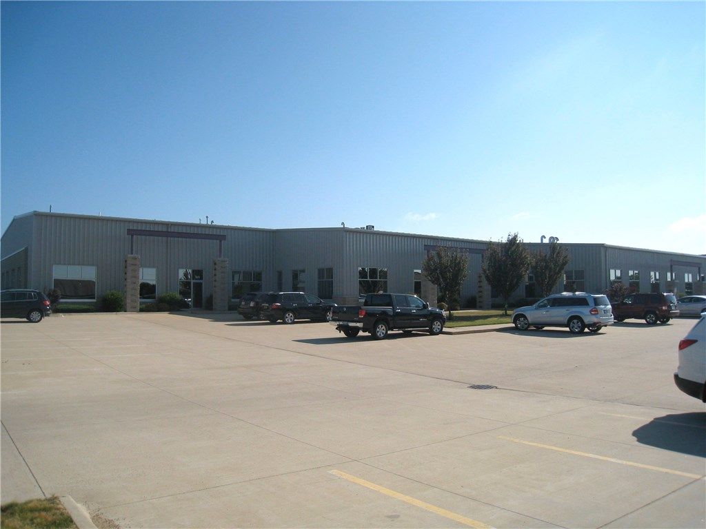 921-929 Marthas Way, Hiawatha, IA for sale Building Photo- Image 1 of 34