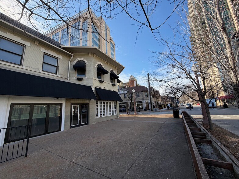 4590 Laclede Ave, Saint Louis, MO à louer - Photo du bâtiment - Image 3 de 6