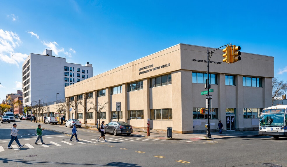 696 E Fordham Rd, Bronx, NY for lease - Building Photo - Image 1 of 8