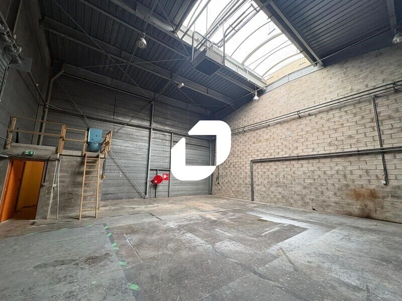 Flex in Orgeval for lease Building Photo- Image 1 of 10