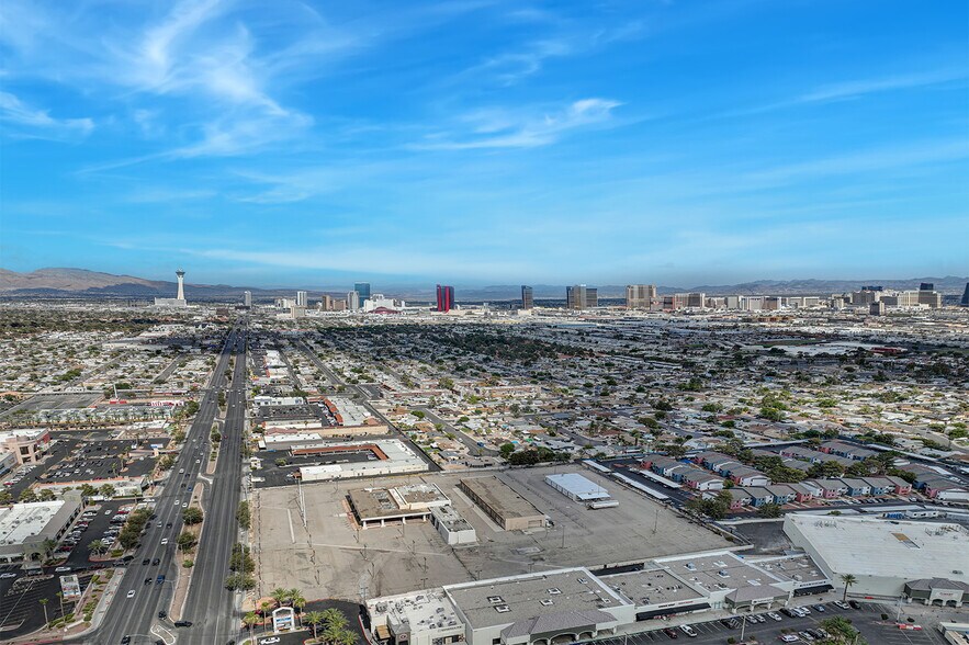 4701 W Sahara Ave, Las Vegas, NV à louer - Photo du bâtiment - Image 3 de 6