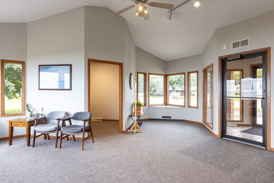 1650 S Main St, Oshkosh, WI à vendre - Photo du bâtiment - Image 3 de 21