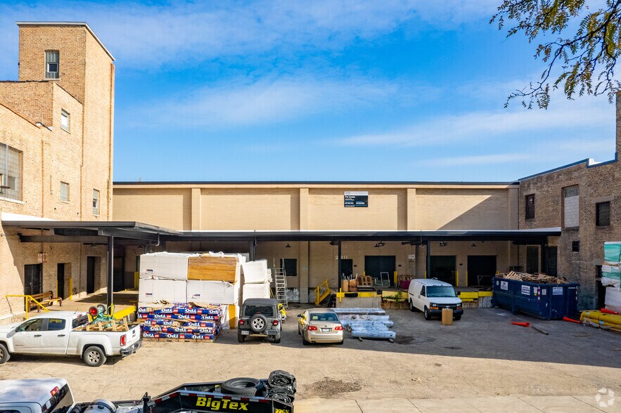 2321 N Keystone Ave, Chicago, IL à louer - Photo du bâtiment - Image 3 de 6