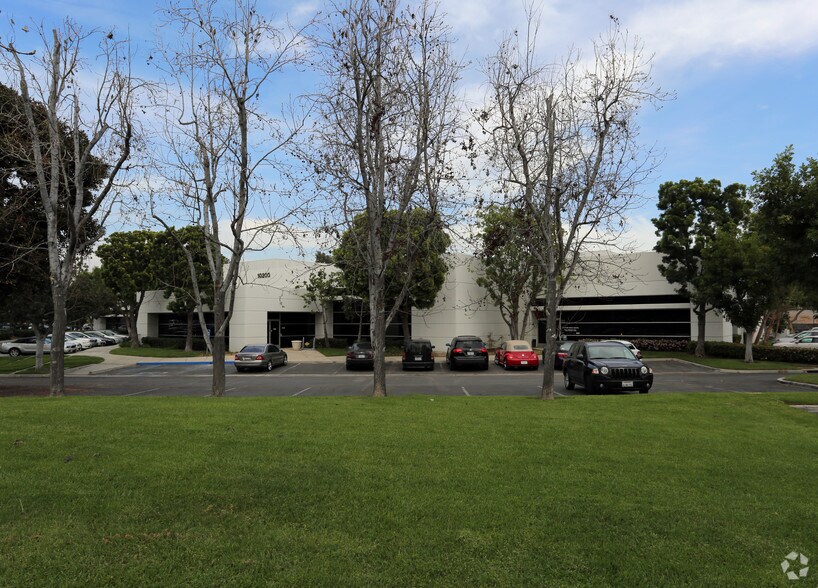 10200 Pioneer Blvd, Santa Fe Springs, CA for lease - Primary Photo - Image 1 of 4