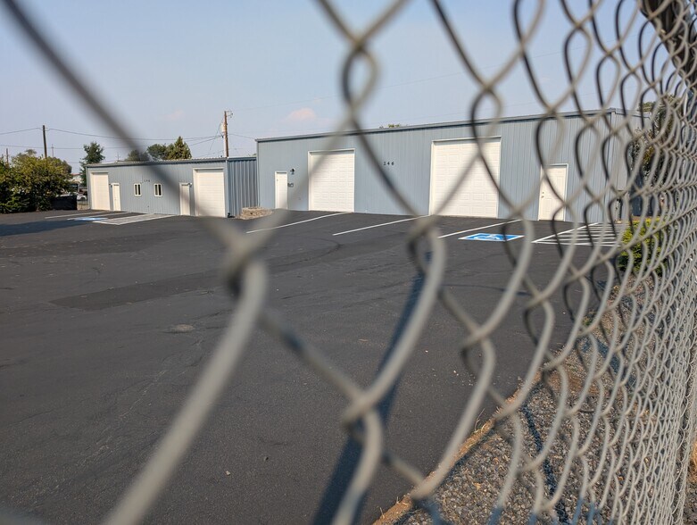 246 SE Franklin, Redmond, OR à louer - Photo du bâtiment - Image 2 de 13