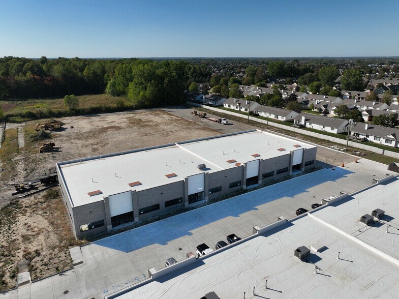 17201 Leone Dr, Macomb, MI à louer - Photo du bâtiment - Image 3 de 3