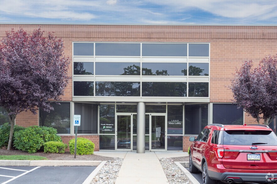 1060 Andrew Dr, West Chester, PA à louer - Photo du bâtiment - Image 3 de 4