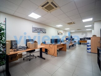 Plus de détails pour Multi-résidentiel à vendre