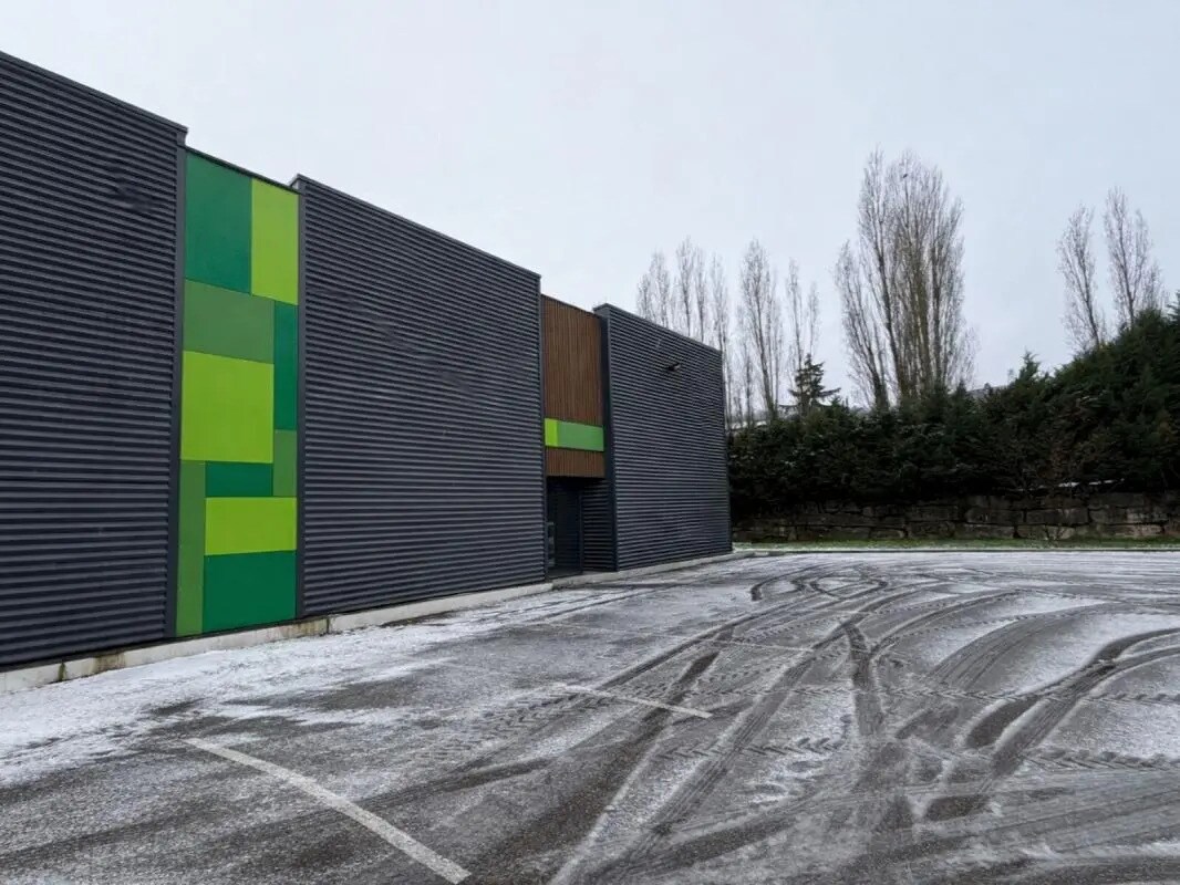 Commerce de détail dans Anse à louer Photo du bâtiment- Image 1 de 4