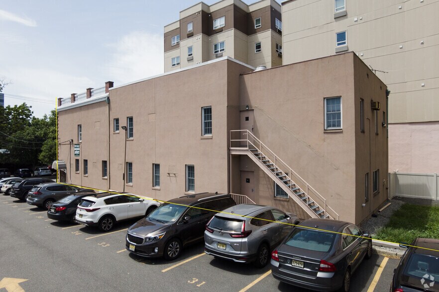 36 Bergen St, Hackensack, NJ à vendre - Photo du bâtiment - Image 3 de 77