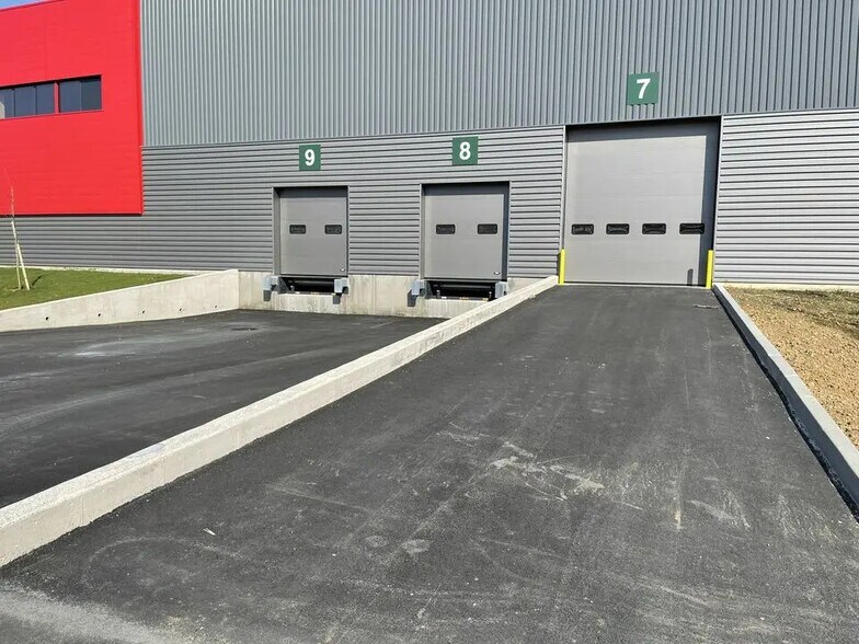 Flex in Louvres for lease - Building Photo - Image 2 of 7