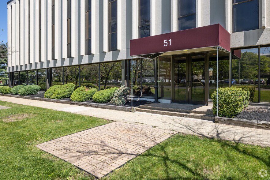 51 Cragwood Rd, South Plainfield, NJ à louer - Photo du bâtiment - Image 2 de 3
