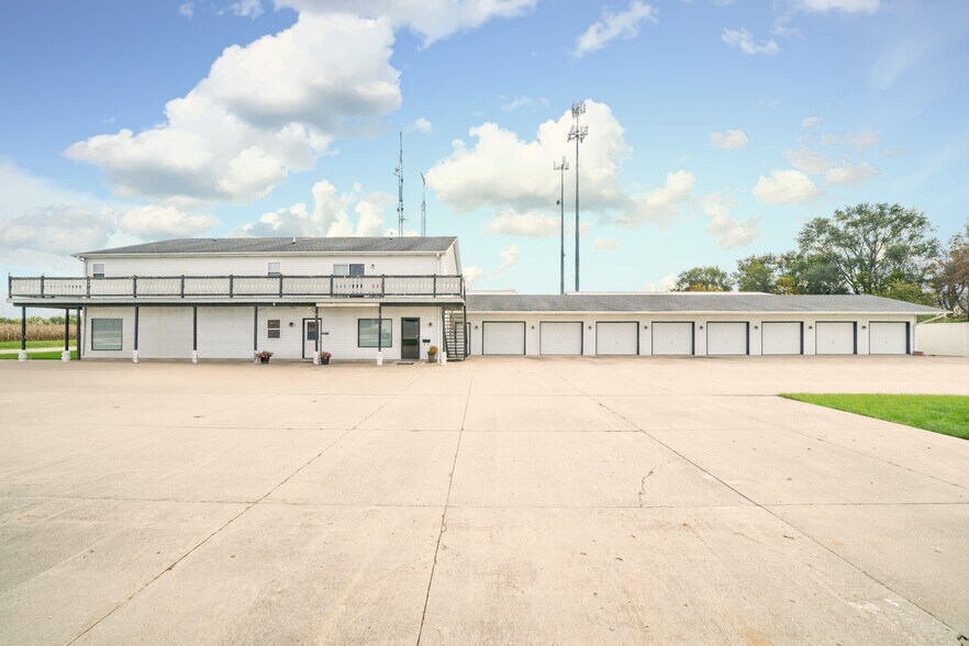 645 E Lasalle St, Somonauk, IL à louer - Photo du bâtiment - Image 2 de 53