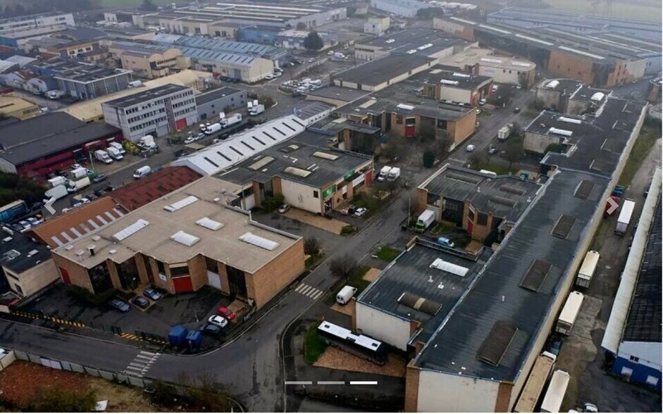 Flex in Le Thillay for lease - Aerial - Image 3 of 10
